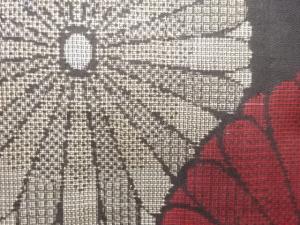 アンティーク　菊模様織り出し本場泥大島紬着物(割り込み絣)